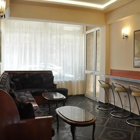 Pik Loti 3* טיראנה